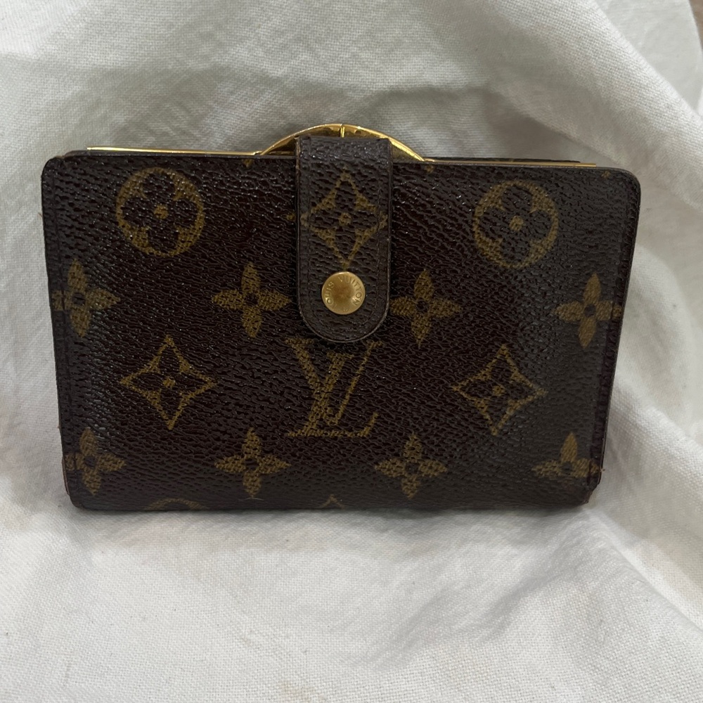🔥🔥Vintage Louis Vuitton Kisslock wallet (GUC)🔥🔥